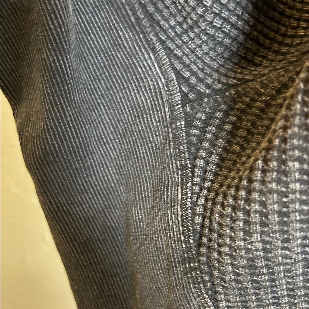 Elegant Black Textured Button-Down Shirt - Picture 5 of 7